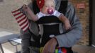 A baby is seen with an American flag as Republican presidential nominee Mitt Romney speaks during a campaign rally at Shawnee State University in Portsmouth, Ohio October 13, 2012. REUTERS/Shannon Stapleton (UNITED STATES - Tags: POLITICS ELECTIONS USA PRESIDENTIAL ELECTION) Published: Říj. 13, 2012, 7:17 odp.