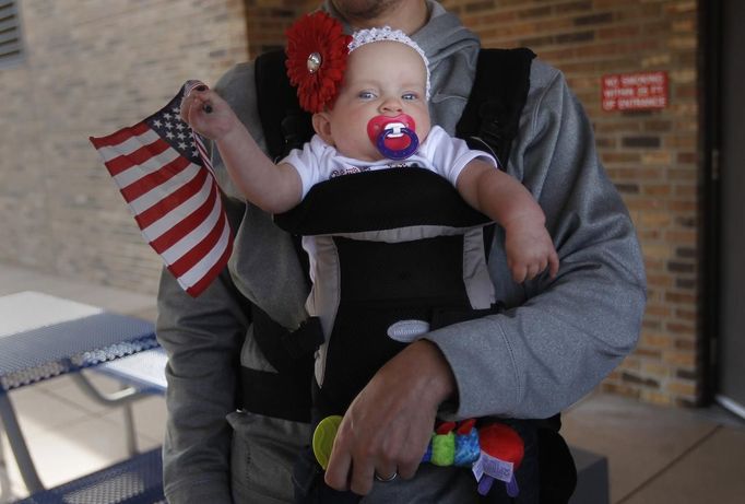 A baby is seen with an American flag as Republican presidential nominee Mitt Romney speaks during a campaign rally at Shawnee State University in Portsmouth, Ohio October 13, 2012. REUTERS/Shannon Stapleton (UNITED STATES - Tags: POLITICS ELECTIONS USA PRESIDENTIAL ELECTION) Published: Říj. 13, 2012, 7:17 odp.