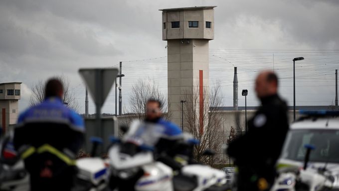 Ve francouzské věznici napadl islamista dva dozorce.