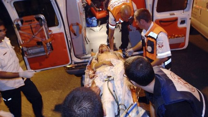 Zraněný voják je dnes ráno převážen do nemocnice Brazilau v Aškelonu. Podle armádního mluvčího bylo zraněno 25 až 30 vojáků