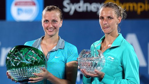 Petra Kvitová a Karolína Plíšková se svými trofejemi po finále v Sydney 2015