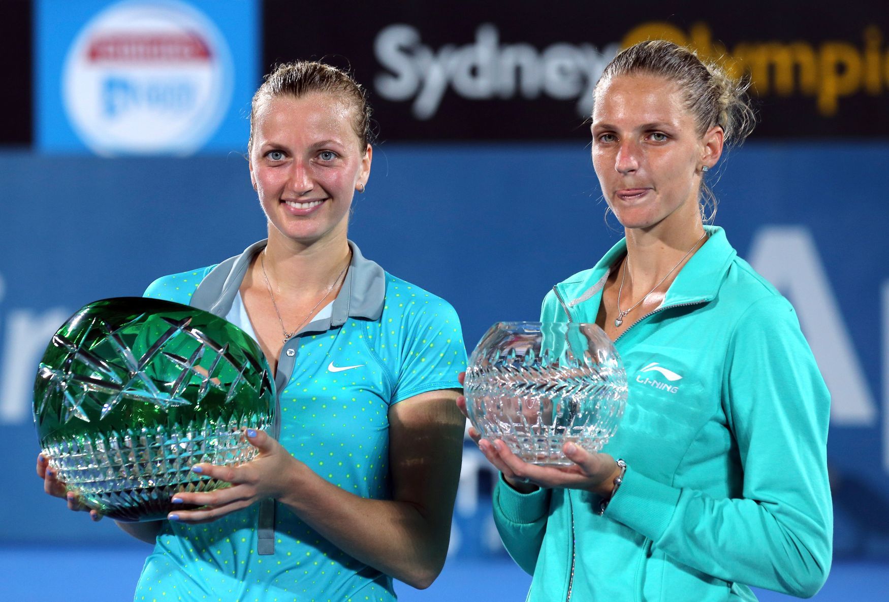 Petra Kvitová a Karolína Plíšková se svými trofejemi po finále v Sydney 2015
