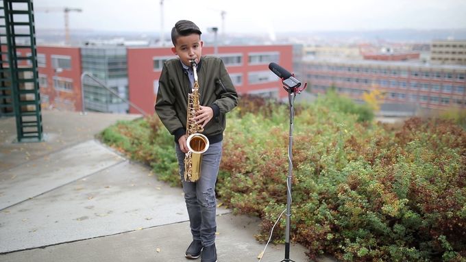 Alex Šesták se za dva roky se naučil válet se saxofonem i náročné jazzové skladby. V Americe by měl vystupovat se svým dvojčetem Maximem.