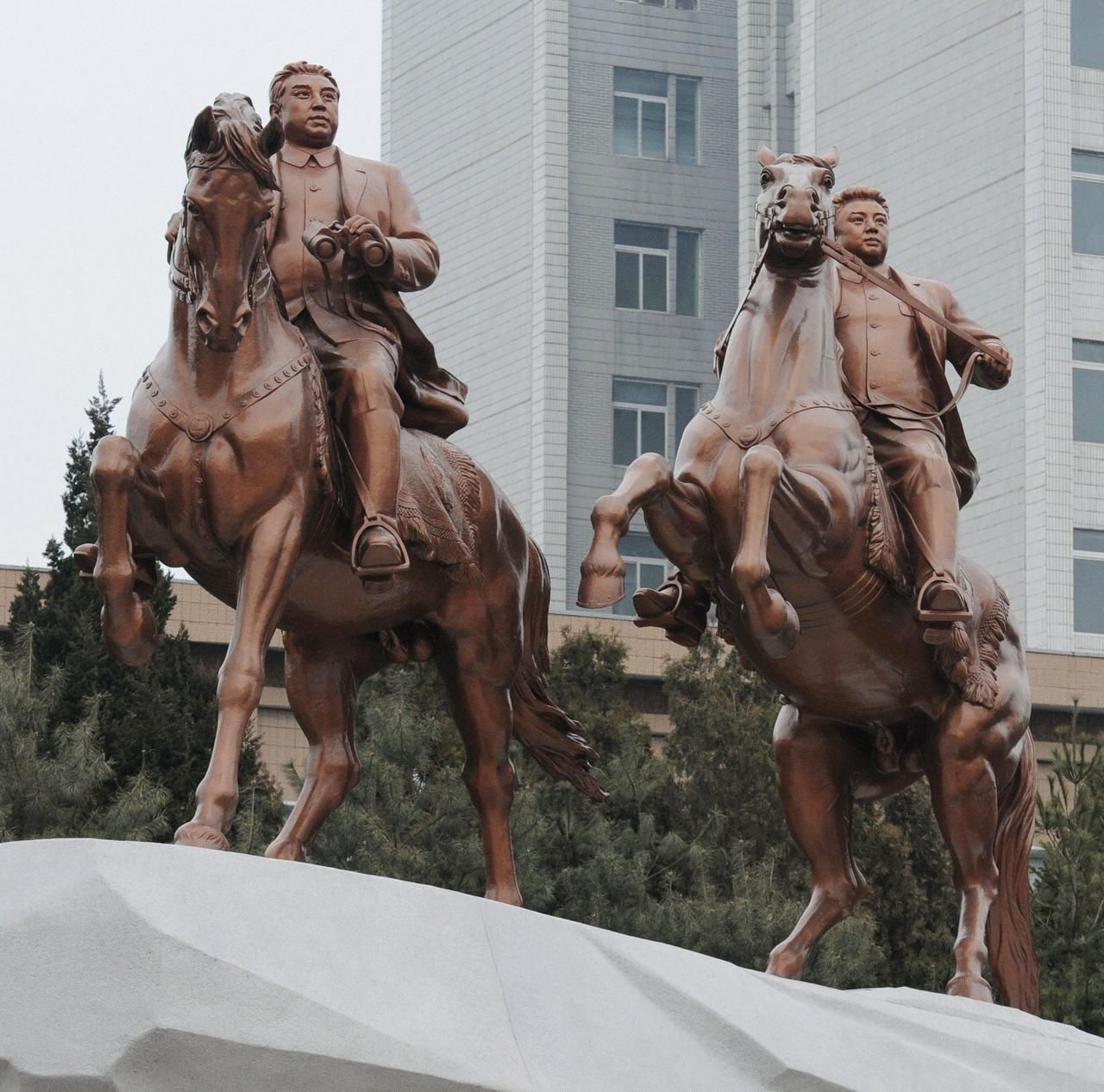 Jezdecká socha Kim Ir-sena a jeho syna Kim Čong-ila