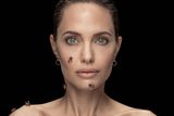 Dan Winters (USA): Angelina Jolie a včely. Vítěz v kategorii Fascinující tváře a charaktery. Portrét vznikl pro National Geographic a jeho cílem je propagovat inicitativu Ženy pro včely, jejíž tváří je herečka Angelina Jolie.