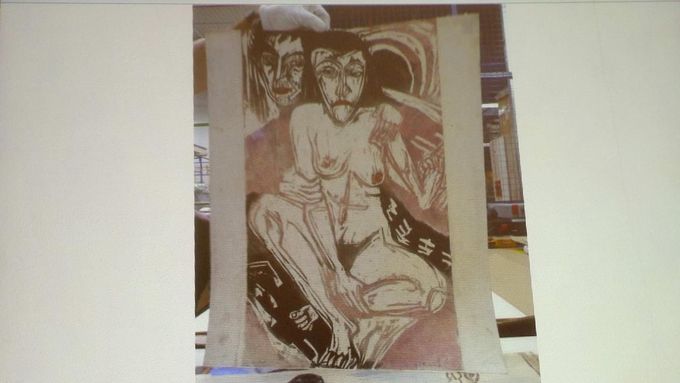 Dosud neznámý obraz německého umělce Ernsta Ludwiga Kirchnera "Melancholická dívka". Obraz byl představen na tiskové konferenci, kterou uspořádal v Augsburgu státní zástu