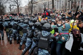 Desítky tisíc Rusů protestovaly na podporu Navalného. Policie přes 3000 osob zatkla
