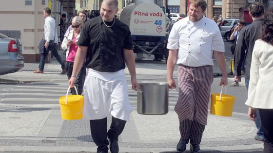 Foto: Průjem v Dejvicích. Hospody zavřely, jinde nosí vodu