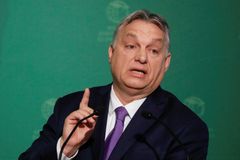 Maďarsko už není demokracie, Orbán změnil tvář země, říká novinář "vypnutého" rádia