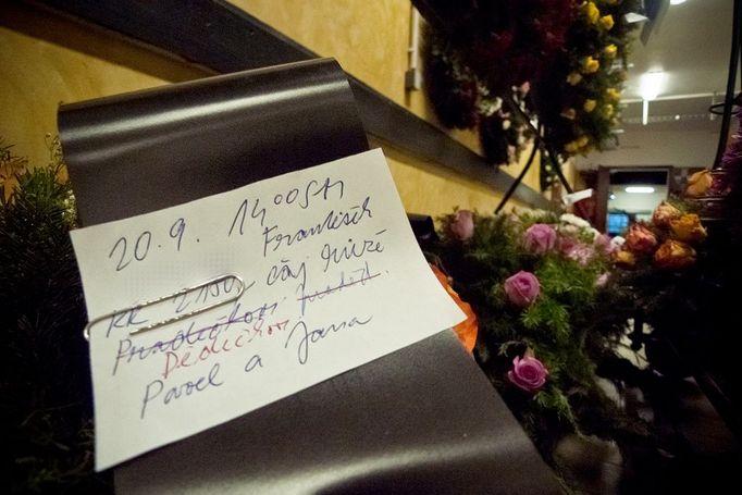 Napisy Na Pohrebnich Stuhach (našich srdcích, bolestí srdci, bude scházet) Napisy Na Pohrebnich Stuhach