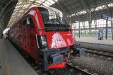 Na pražské Wilsonovo nádraží přijel z Vídně vlak rakouských drah Railjet tažený lokomotivou Taurus.