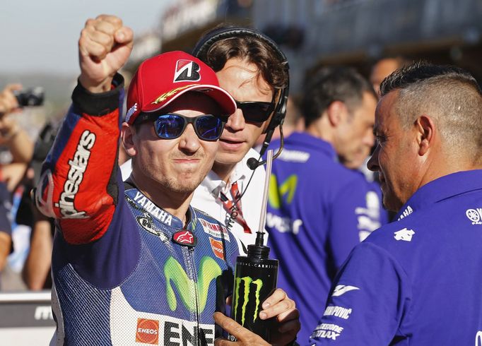 Jorge Lorenzo slaví vítězství v kvalifikaci třídy MotoGP ve Valencii.