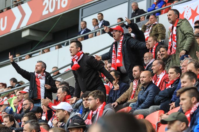 Slávističtí fanoušci v zápase nadstavby Slavia - Plzeň