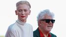 Herečka Tilda Swinton a režisér Pedro Almodóvar na benátském festivalu.