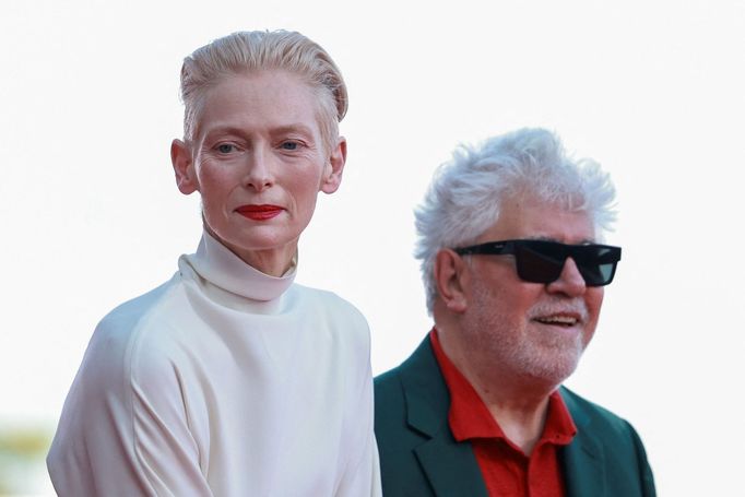 Herečka Tilda Swinton a režisér Pedro Almodóvar na benátském festivalu.