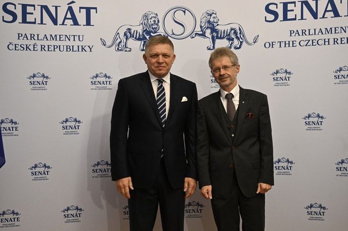 Nový slovenský premiér Robert Fico a předseda českého Senátu Miloš Vystrčil