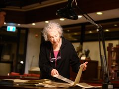 Margaret Atwoodová v archivu Torontské univerzity.