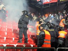 Zásah pořadatelů a policie proti fanouškům Spartaku o poločase.