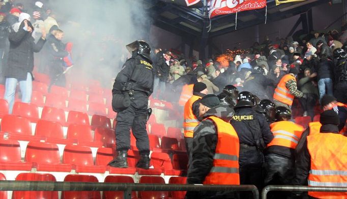 Zásah pořadatelů a policie proti fanouškům Spartaku o poločase.