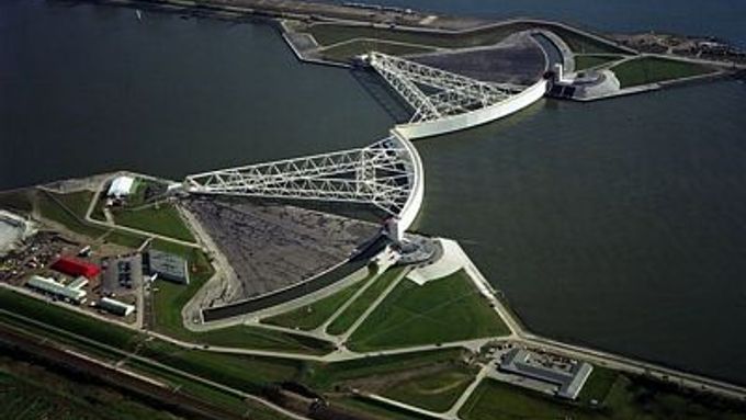 Bariéra Maeslant u Rotterdamu chrání město před mořskou vodou