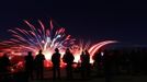 Spectators watch as fireworks used as targets are ignited by tracers from shooters firing their guns during the Big Sandy Shoot in Mohave County, Arizona March 23, 2013. The Big Sandy Shoot is the largest organized machine gun shoot in the United States attended by shooters from around the country. Vintage and replica style machine guns and cannons are some of the weapons displayed during the event. Picture taken March 22, 2013. REUTERS/Joshua Lott (UNITED STATES - Tags: SOCIETY) Published: Bře. 25, 2013, 3:35 odp.