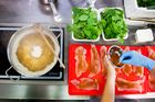 Žádná UHO, ale tuřínový krém a losos. Školní jídelny uvaří zdravě i za 34 korun, ukázala soutěž