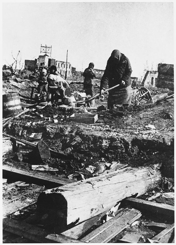 STALINGRAD AFTERMATH Women help in the reconstruction of the city. Date: 1943 Source: Unattributed photograph MELEDIN COLLECTION