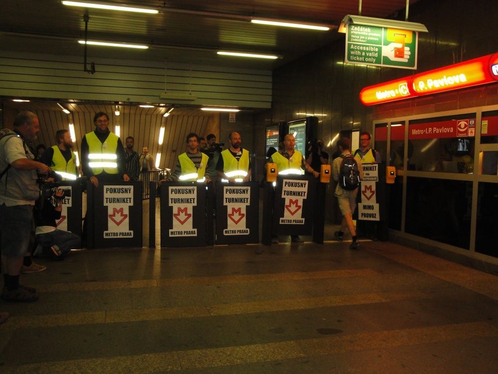 Pirátská akce proti turniketům v metru