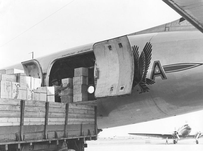 Archivní snímek z blokády západní části Berlína a následném vzniku „leteckého mostu“, která byl odstartován  24.6. 1948.