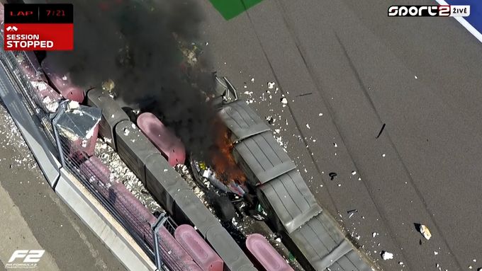 Požár vozu formule 2 Lucy Ghiotta v druhém závodě v Soči po kolizi s Jackem Aitkenem