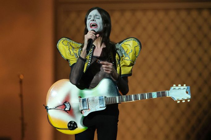 Italský multiinstrumentalista Lucio Corsi na Eurovizi 2025.