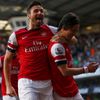 Rosický a Giroud slaví branku Arsenalu do sítě Tottenhamu