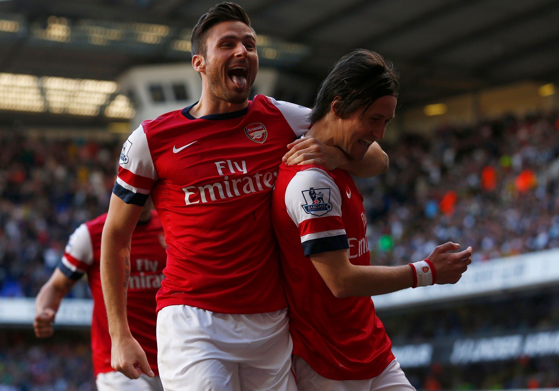 Rosický a Giroud slaví branku Arsenalu do sítě Tottenhamu