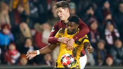 Martin Vitík a Marcus Thuram v zápase LM Sparta Praha - Inter Milán