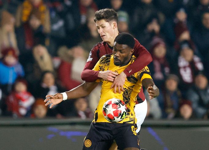 Martin Vitík a Marcus Thuram v zápase LM Sparta Praha - Inter Milán