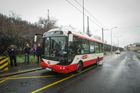 Fotky: Jezdí tiše. Může si Praha dovolit elektrobus?