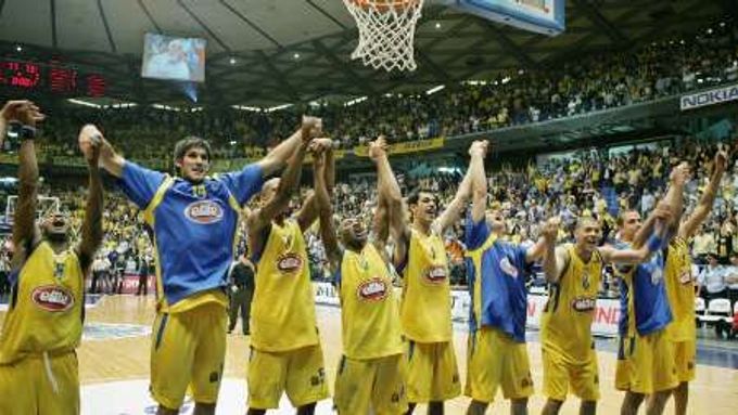 Hráči Maccabi Tel Aviv slaví vítězství nad Olympiacosem ve čtvrtfinále Euroligy.