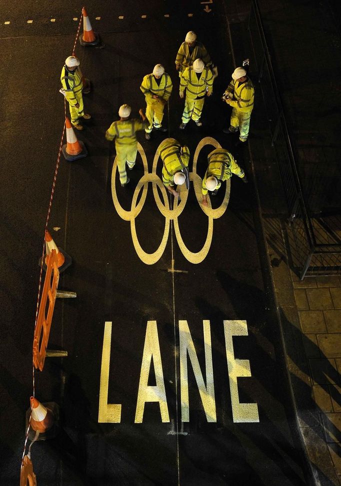 A vehicle passes a newly painted Games lane on the Olympic Route Network in central London July 1, 2012. Workmen have painted the iconic Olympic rings on some of the capital's roads, marking the 30 miles (48 km) of tarmac which will be out of bounds to motorists between July 27 and August 12. REUTERS/Paul Hackett (BRITAIN - Tags: SPORT OLYMPICS TRANSPORT TPX IMAGES OF THE DAY) Published: Čec. 2, 2012, 2:01 dop.