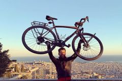 Koronaviru navzdory. Muž z Barcelony objel za necelý rok na kole téměř celou Evropu