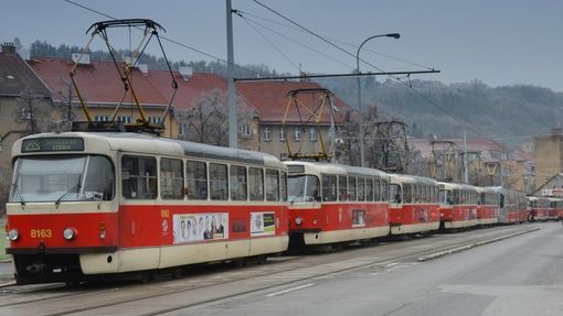 Kvůli námraze nejezdí tramvaje v pražské Libni - kolona mezi zastávkami Bulovka a Vosmíkových.