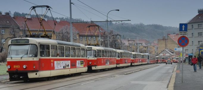 Kvůli námraze nejezdí tramvaje v pražské Libni - kolona mezi zastávkami Bulovka a Vosmíkových.