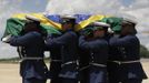 Guards carry the coffin of Oscar Niemeyer at the Brasilia Air Base December 6, 2012. Niemeyer, a towering patriarch of modern architecture who shaped the look of modern Brazil and whose inventive, curved designs left their mark on cities worldwide, died late on Wednesday. He was 104. Niemeyer had been battling kidney and stomach ailments in a Rio de Janeiro hospital since early November. His death was the result of a lung infection developed this week, the hospital said, little more than a week before he would have turned 105. REUTERS/Ueslei Marcelino (BRAZIL - Tags: OBITUARY SOCIETY MILITARY) Published: Pro. 6, 2012, 7:56 odp.