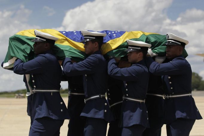 Guards carry the coffin of Oscar Niemeyer at the Brasilia Air Base December 6, 2012. Niemeyer, a towering patriarch of modern architecture who shaped the look of modern Brazil and whose inventive, curved designs left their mark on cities worldwide, died late on Wednesday. He was 104. Niemeyer had been battling kidney and stomach ailments in a Rio de Janeiro hospital since early November. His death was the result of a lung infection developed this week, the hospital said, little more than a week before he would have turned 105. REUTERS/Ueslei Marcelino (BRAZIL - Tags: OBITUARY SOCIETY MILITARY) Published: Pro. 6, 2012, 7:56 odp.