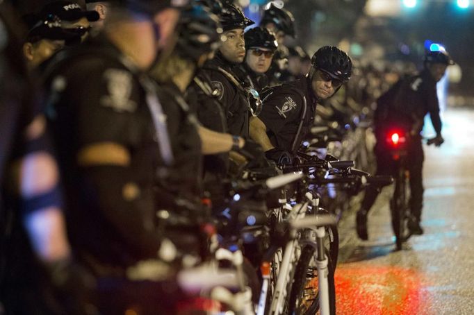 Police monitor a protest outside the site of the Democratic National Convention in Charlotte, North Carolina, September 4, 2012. REUTERS/Philip Scott Andrews (UNITED STATES - Tags: CIVIL UNREST POLITICS ELECTIONS) Published: Zář. 5, 2012, 4:55 dop.