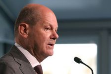 Německý kancléř Scholz chce volat Putinovi. Vyzve ho ke stažení vojáků z Ukrajiny