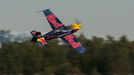 Pilot Beter Besenyei se podílel na vývoji tohoto akrobatického speciálu a je zakládajícím pilotem Red Bull Air Race.