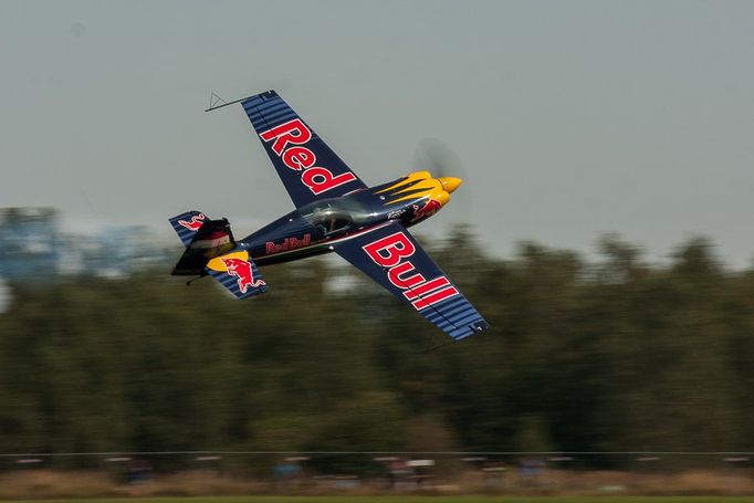 Pilot Beter Besenyei se podílel na vývoji tohoto akrobatického speciálu a je zakládajícím pilotem Red Bull Air Race.