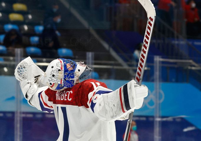 Šimon Hrubec slaví triumf Česka proti Rusku.