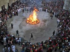 Iráčtí křesťané zapálili slavnostní vatru při vánoční oslavě v Mosulu na severu země.