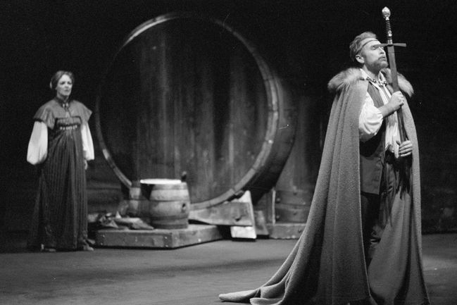 Luděk Munzar  (Jindřich II.)  a  Jana Hlaváčová  (Eleonora) v divadelní hře "Lev v zimě" v Národním divadle. Rok 1989